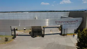 El rector de la UPT, Felipe Olimpo Durán Rocha, anunció la apertura de la nueva Ingeniería en Diseño Textil y Moda, una apuesta por la innovación industrial en Hidalgo. Foto: Cortesía