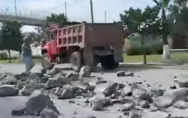 Camión tira materiales en bulevar Colosio Pachuca