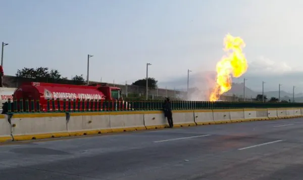 Bomberos queman el combustible regado en la autopista México-Puebla, para limpiar y liberar la vía. Foto: Cortesía