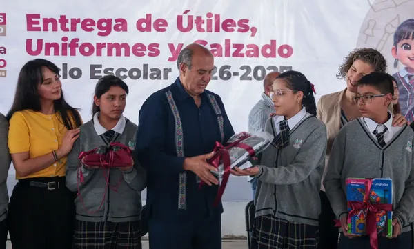 Natividad Castrejón Valdez junto a autoridades municipales y educativas durante la entrega de insumos escolares a estudiantes de la Secundaria General “Ismael Villaseñor Ramírez” en Tizayuca.