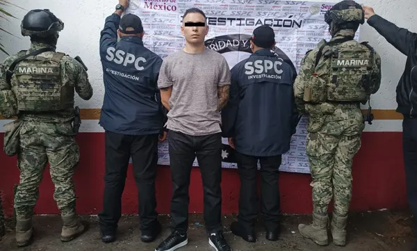 Juan Carlos “N”, alias “Lobo Menor”, bajo custodia tras el operativo coordinado entre México y Colombia que llevó a su captura en la zona de Polanco, CDMX. Foto: @OHarfuch