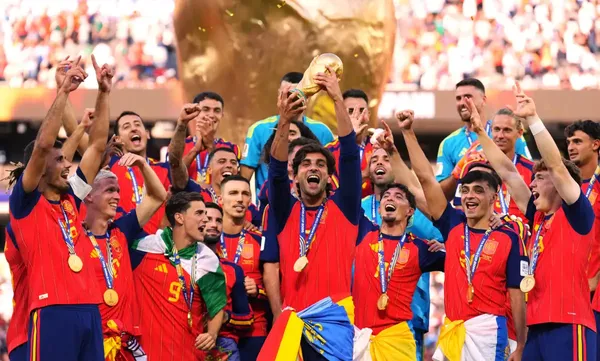 Los jugadores de la Selección Española levantan el trofeo de la copa en el Estadio de Nueva York tras vencer 1-0 a Argentina en la prórroga. Foto: @SEFutbol