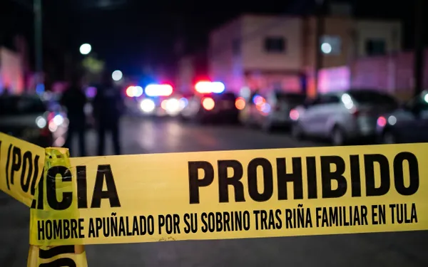 Tragedia familiar en Tula: un hombre de 56 años fue acuchillado y muerto por su sobrino tras una pelea. El agresor huyó en un Tsuru rojo.