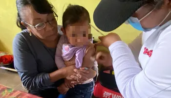 Personal de salud aplica la dosis contra el sarampión a una menor de edad en Hidalgo. Ante la detección de casos en la entidad, las autoridades instan a completar esquemas para lograr la inmunidad de rebaño y proteger a los más vulnerables. Foto: SSH