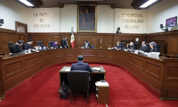 La SCJN determinó que las calificaciones numéricas y la asistencia no son los únicos factores para medir la excelencia educativa en México. Foto: SCJN