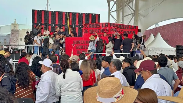 Estudiantes de la normal rural El Mexe durante protesta en el informe de Sheinbaum en Pachuca