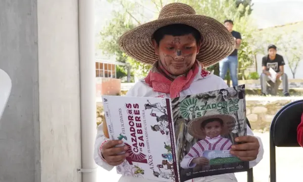 Niñas y niños de escuelas primarias indígenas de Hidalgo colaboran en la investigación y edición de la revista Cazadores de Saberes.