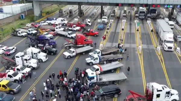 Calzada Ignacio Zaragoza en Santa Martha Acatitla por megabloqueo de transportistas en Edomex 13 de enero 2026