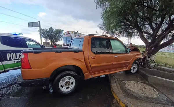 Camioneta involucrada en el accidente que dejó sin vida a un ciclista en el bulevar Las Torres, Tizayuca