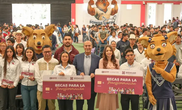 El secretario de Educación, Natividad Castrejón, junto a autoridades de la SEPH y de la UPFIM durante la entrega de 1,077 Becas para la Transformación a la comunidad estudiantil. Fotos: SEP
