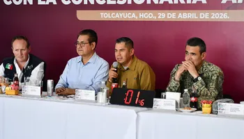Santiago Córdoba, director de Operaciones de IDEAL, la concesionaria del Arco Norte; el secretario de Gobierno de Hidalgo, Guillermo Olivares Reyna; el titular de la SSPH, Salvador Cruz Neri; y el General de Brigada E. M. Hugo Humberto Pedroza, durante la mesa de Trabajo Interestatal. Foto: Cortesía