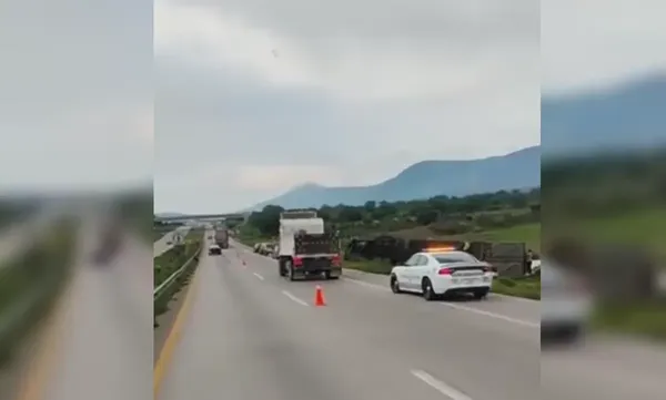 Elementos de la Guardia Civil resguardan el kilómetro 102+200 del Arco Norte, donde se realizan trabajos de traspaleo tras la volcadura de un tractocamión. Foto: Cortesía