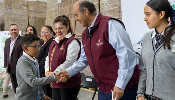 El secretario de Educación Pública de Hidalgo, Natividad Castrejón Valdez, encabeza el banderazo de salida de los Libros de Texto Gratuitos para el ciclo escolar 2026-2027 en apoyo a la educación básica de la entidad. Foto: SEPH