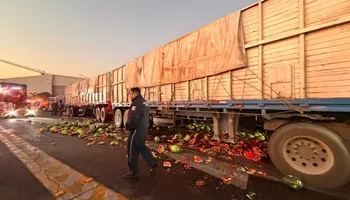 Tráiler robado con carga de sandía volcado en la caseta de Tepotzotlán, autopista México-Querétaro.
