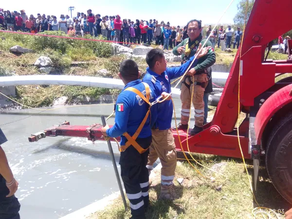 Bomberos, elementos de Seguridad Pública, de Protección Civil y ciudadanos realizaron una intensa búsqueda para encontrar al menor que fue arrastrado por aguas negras en Tezontepec.