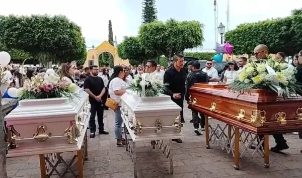 Familiares despiden a víctimas de accidente en carretera de Tolantongo en Guanajuato.