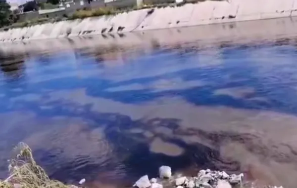 Posible derrame de hidrocarburo en el río Tula provoca alerta ambiental en Hidalgo.