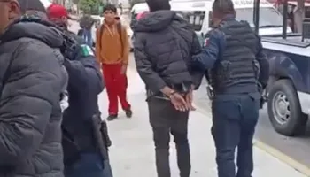 Vecinos detienen a asaltantes armados en Pachuca