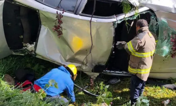 Un automóvil Dodge Charger se volcó a la altura de la colonia El Canal en la carretera Tula-San Marcos; el percance dejó un saldo de una persona fallecida y tres lesionados. Foto: Especial
