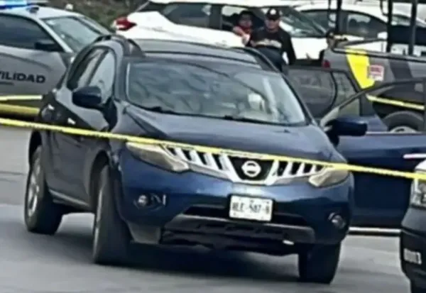 Camioneta Nissan Murano acordonada por autoridades tras el accidente donde murió una niña en Santiago, Nuevo León.