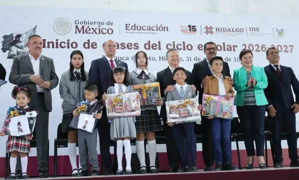 El gobernador Julio Menchaca Salazar Natividad Castrejón Valdez encabezaron el inicio del ciclo escolar 2026-2027 en la Secundaria General No. 2 de Pachuca con la entrega de libros, útiles y uniformes escolares.