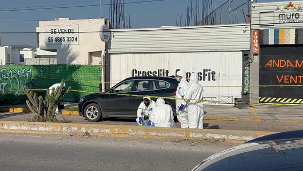 Camioneta baleada resguardada por policías en el bulevar Bonfil de Pachuca.