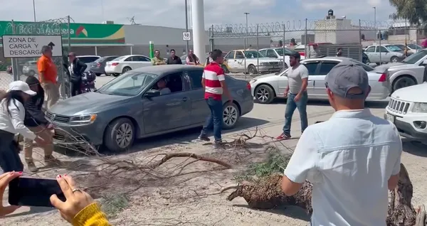 Vecinos acusaron al presidente municipal Eduardo Medécigo de enviar a alborotadores para disolver la manifestación que mantenían en el bulevar La Providencia.