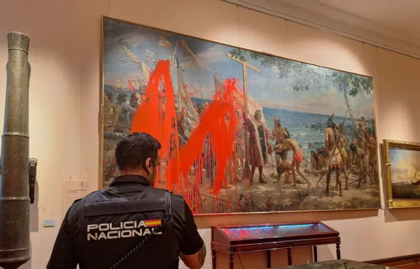 Activistas arrojan pintura roja sobre cuadro de Colón en el Museo Naval de Madrid durante el 12 de octubre.