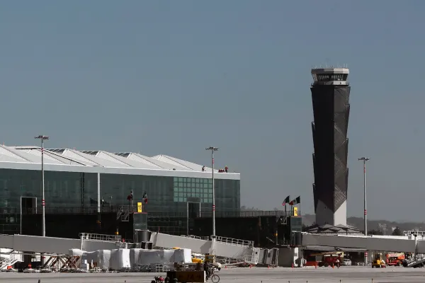 Caseta de peaje en la autopista México-Pachuca con señal hacia el Aeropuerto Felipe Ángeles.
