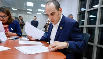 El legislador de Morena, Juan Pablo Escalante, señaló que como presidente de la Comisión de Comunicaciones y Transporte del Congreso de Hidalgo, analiza plantear una iniciativa que legalice el servicio de taxis por aplicación en la entidad. Foto: Facebook/juanpabloescalanteurban
