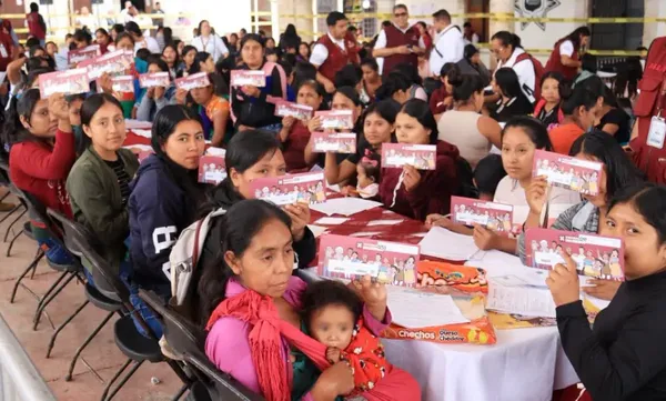 Mujeres y hombres de los municipios más afectados por las lluvias de octubre de 2025, reciben directamente las tarjetas de apoyo para sus familias. Foto: Sebiso