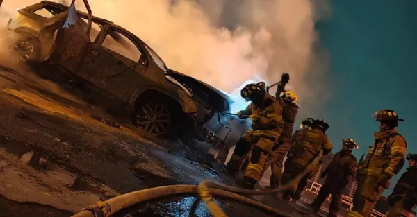 Una camioneta se incendió al ser detenida con el sistema antielusión, en la caseta de Ecatepec, en la autopista México-Pirámides. Foto: Especial