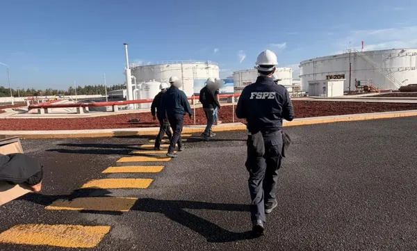 Elementos de seguridad custodian los 10 tanques de almacenamiento e hidrocarburo asegurados en la comunidad de La Fragua, San José Iturbide.