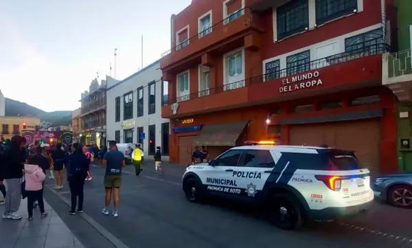Servicios de emergencia y elementos policiales acordonaron la zona sobre la calle Mariano Matamoros, en el Centro de Pachuca, tras confirmarse el fallecimiento de un transeúnte.