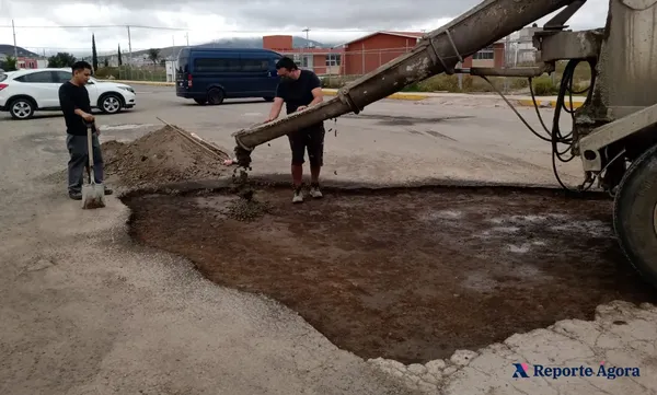 Debido a que el 70% de los fraccionamientos nuevos en Mineral de la Reforma son irregulares, vecinos son quienes deben realizar las gestiones o acciones directas para mejorar avenidas o áreas verdes. En la foto, vecinos del Fraccionamiento San Fernando debieron pavimentar ellos mismos, en 2021, las calles del lugar. Foto: Archivo