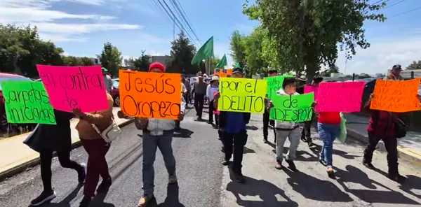 Integrantes de la UNTA se manifestaron frente a la Procuraduría del Estado y después marcharon hasta el Congreso de Hidalgo.