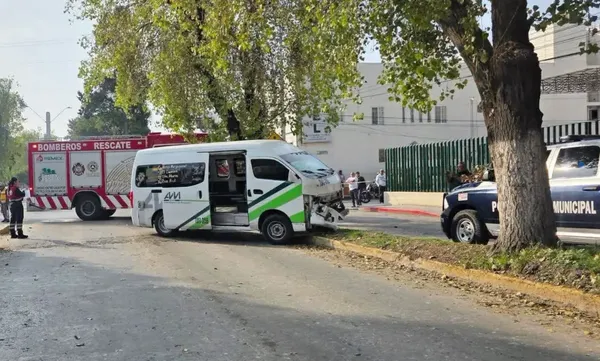 Elementos de la Secretaría de Seguridad Pública y Bomberos de Tula atendieron el siniestro sobre la avenida Melchor Ocampo donde una mujer perdió la vida. Foto: Cortesía