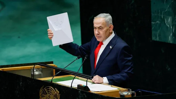 Benjamín Netanyahu durante su discurso ante la Asamblea General de la ONU, con zonas vacías en la sala