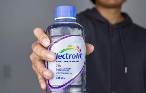 Electrolit polémica en redes sociales por registro como medicamento y campaña de influencers.