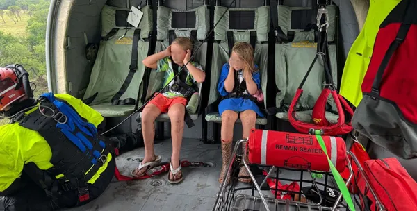 Servicios de emergencia en Texas rescataron a dos pequeñas que se encontraban en campamento de verano. Continúa la búsqueda de al menos otras 20. Foto: channel2now