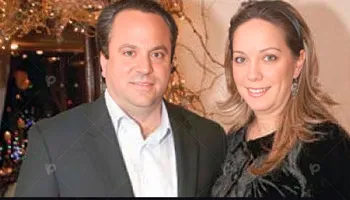 Mujer y hombre posando juntos en un evento social, ambos mirando a la cámara y sonriendo. Sandra Luic Tellez Nieves