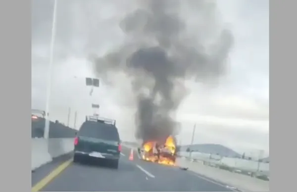 Un auto Ford Ka volcó y se incendió la mañana de este 17 de septiembre sobre la Autopista Urbana Siervo de la Nación, en Ecatepec.