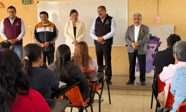 Nancy Adriana León Vite, subsecretaria de Educación Básica, encabeza las actividades e interacción con la comunidad escolar durante el arranque de la Feria para la Convivencia Escolar en la Secundaria Técnica No. 29 de Epazoyucan.
