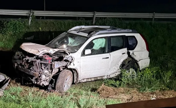 Camioneta accidentada a la orilla de la autopista México-Pachuca por falta de señalamientos en obras.