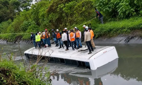 El vehículo de transporte de personal quedó volcado sobre el canal de aguas negras cerca de la primaria de San José Acoculco, en Atotonilco de Tula.