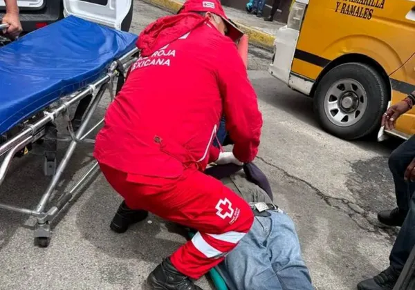 Combi de transporte público atropella a trabajador de Radio y Televisión de Hidalgo en el centro de Pachuca