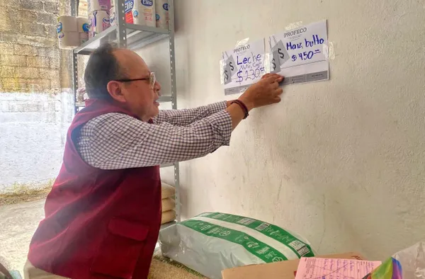Profeco Hidalgo verifica precios en tiendas de Huehuetla tras afectaciones por lluvias.