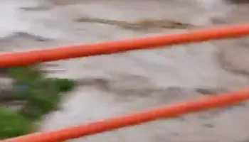 Canal se desborda en Ixmiquilpan; Protección Civil vigila el arroyo Pallares por alto caudal.