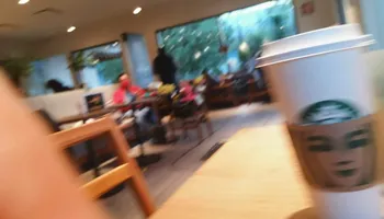 Establecimiento Starbucks sobre el bulevar Everardo Márquez en Pachuca