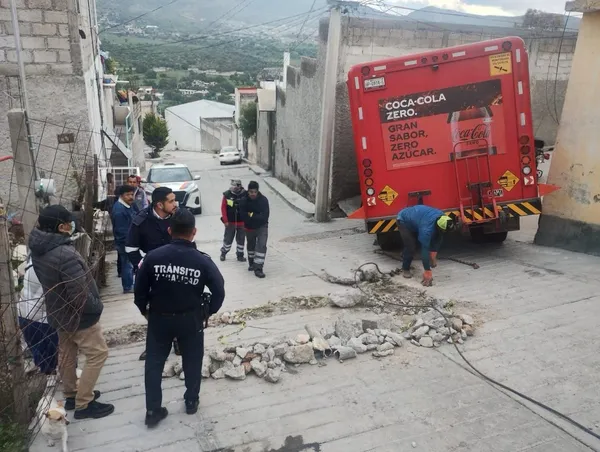 Accidente de camión de Coca-Cola deja daños a una vivienda; sin lesionados en Mineral de la Reforma.